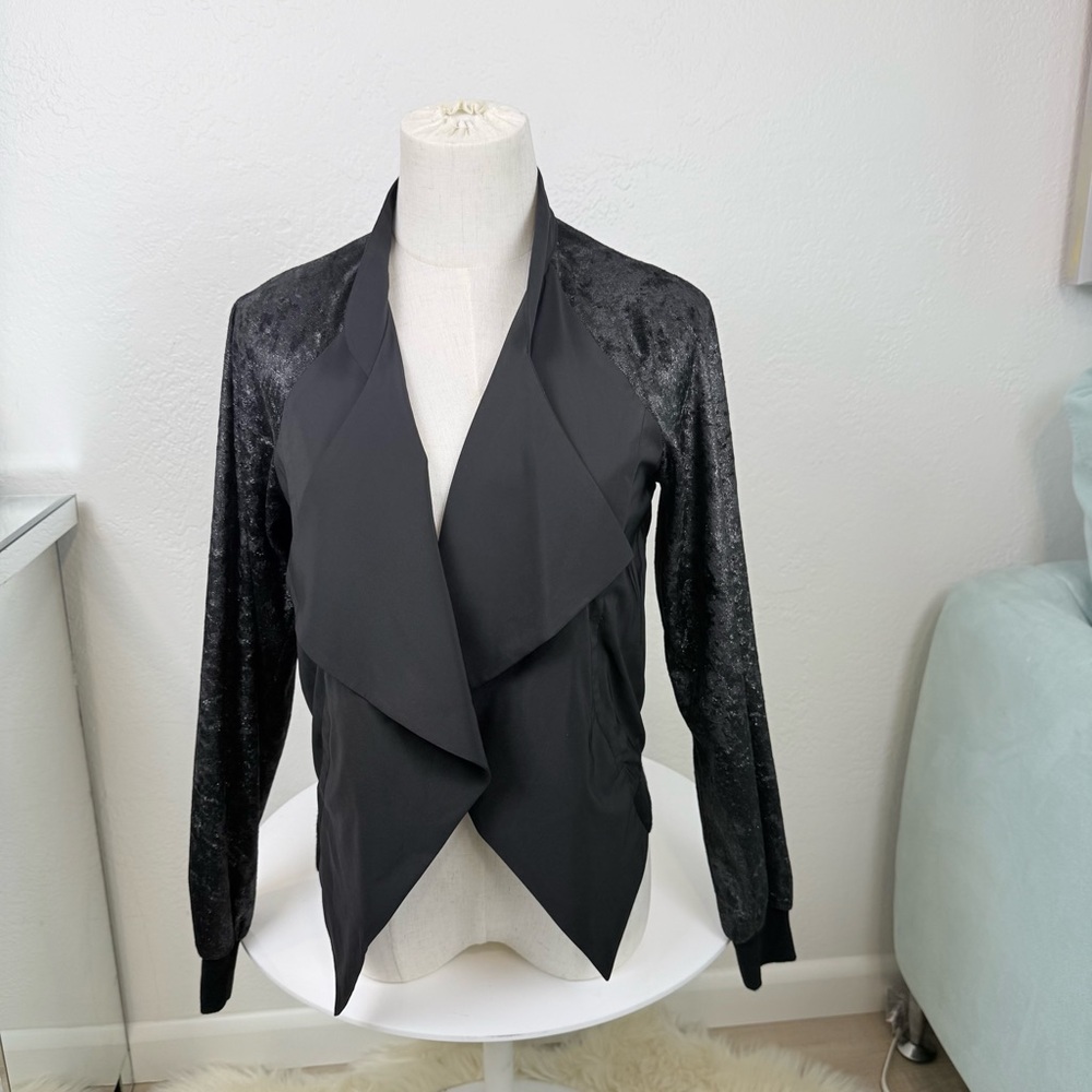 BCBGeneration Black Draped Open-Front Blazer/Text… - image 6